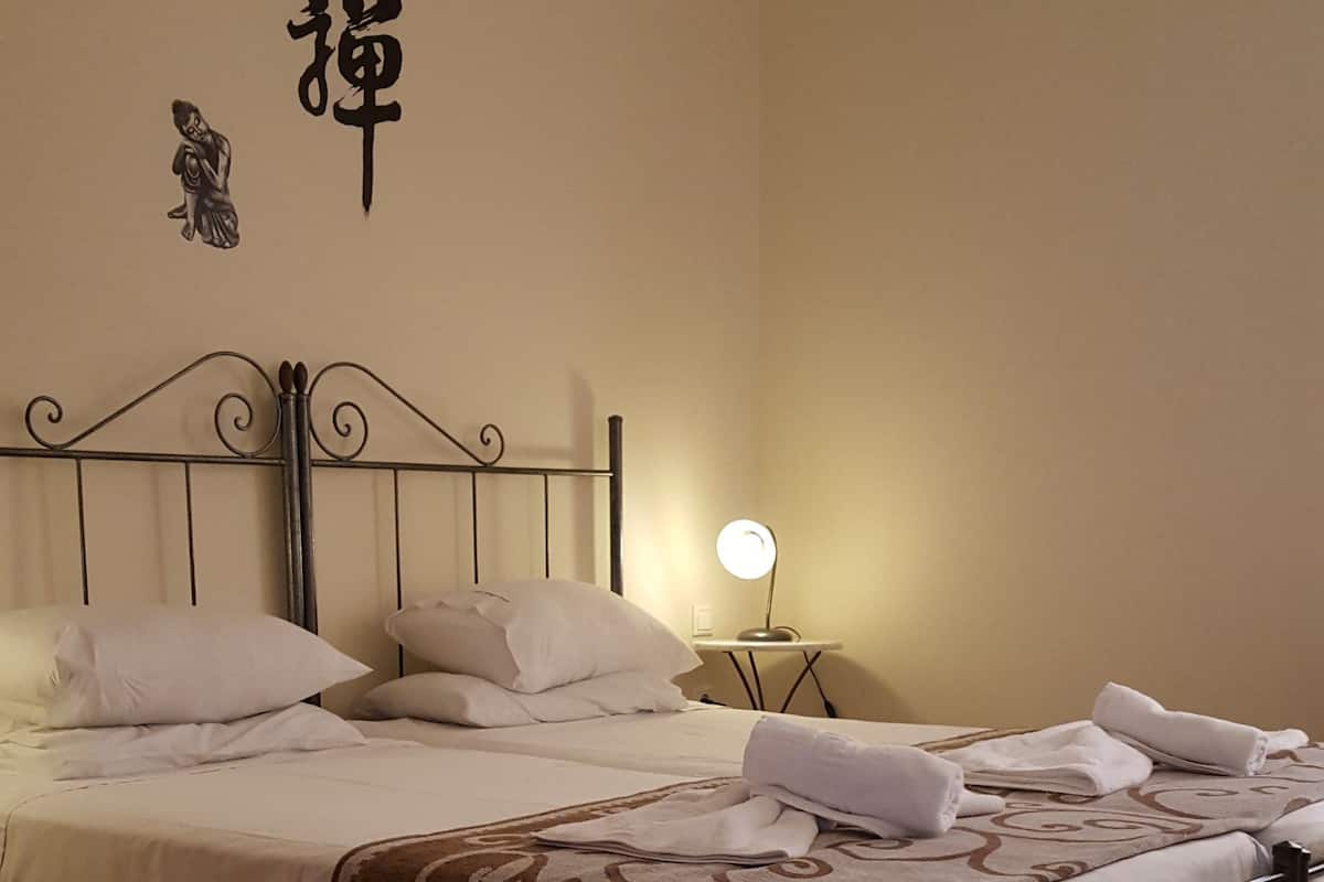 1 kamar tidur, seprai premium, meja kerja, dan tirai kedap cahaya