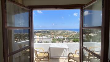 Premium bedding, desk, blackout drapes, soundproofing