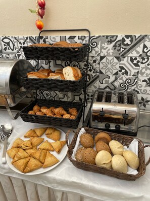 Breakfast, lunch, dinner and brunch served - Amazones Village Suites (Hersonissos)