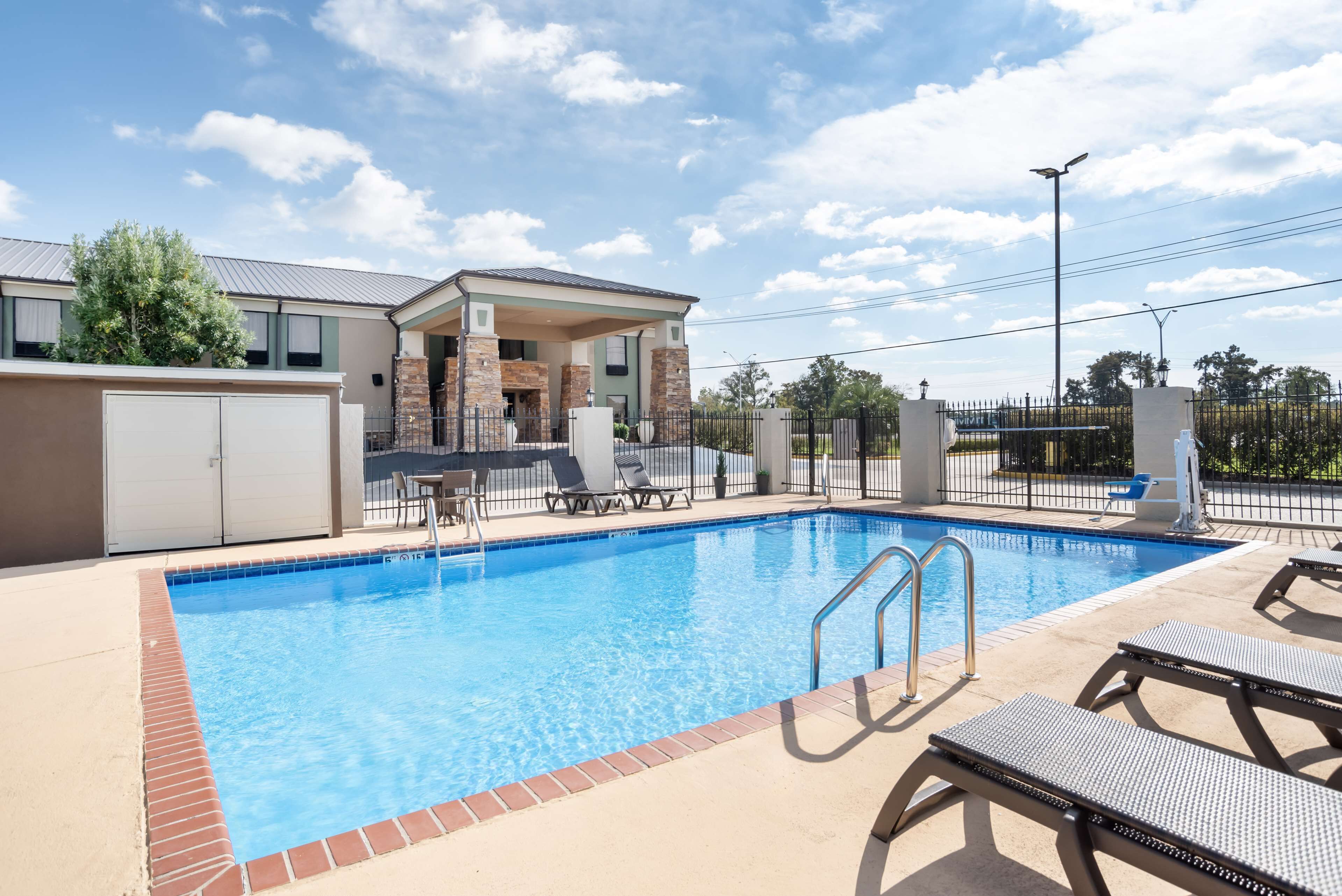 Piscina externa sazonal, funciona das 8h30 às 20h30, espreguiçadeiras