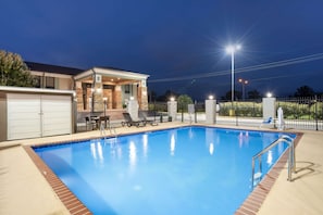 Una piscina al aire libre de temporada, sillones reclinables de piscina