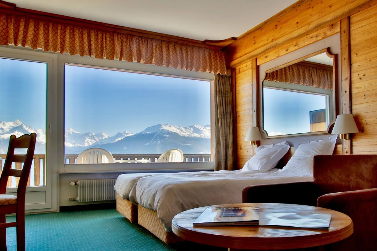 hypo-allergenic bedding, in-room safe, soundproofing