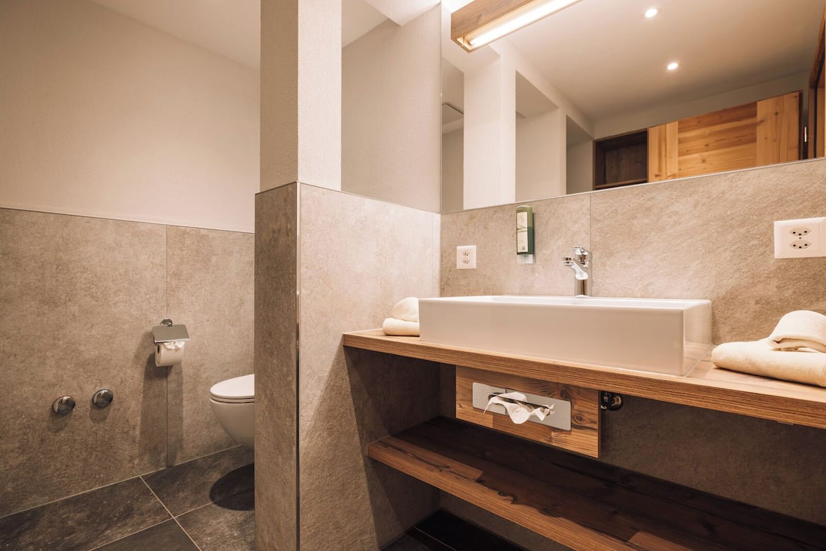 junior suite | bathroom | hair dryer, towels, soap, shampoo