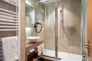 Superior Double Room | Bathroom | Hair dryer, towels, soap, shampoo - Hotel Gletschergarten (Grindelwald)
