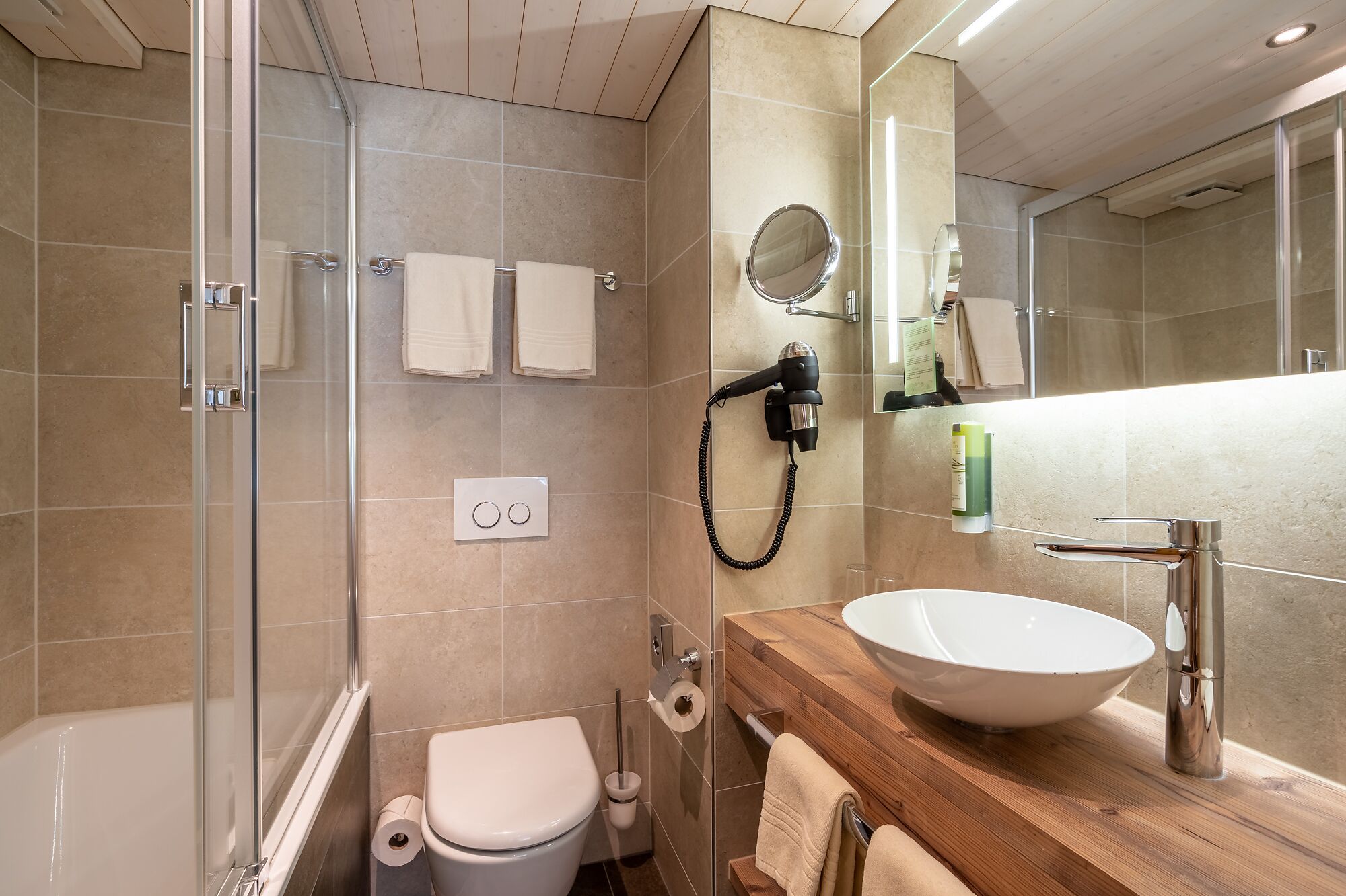 standard double room | bathroom | hair dryer, towels, soap, shampoo