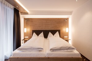 Superior Double Room | Premium bedding, down comforters, in-room safe, desk - Hotel Gletschergarten (Grindelwald)