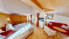 Premium bedding, down duvets, minibar, in-room safe - Schweizerhaus Swiss Quality Hotel (Bregaglia)