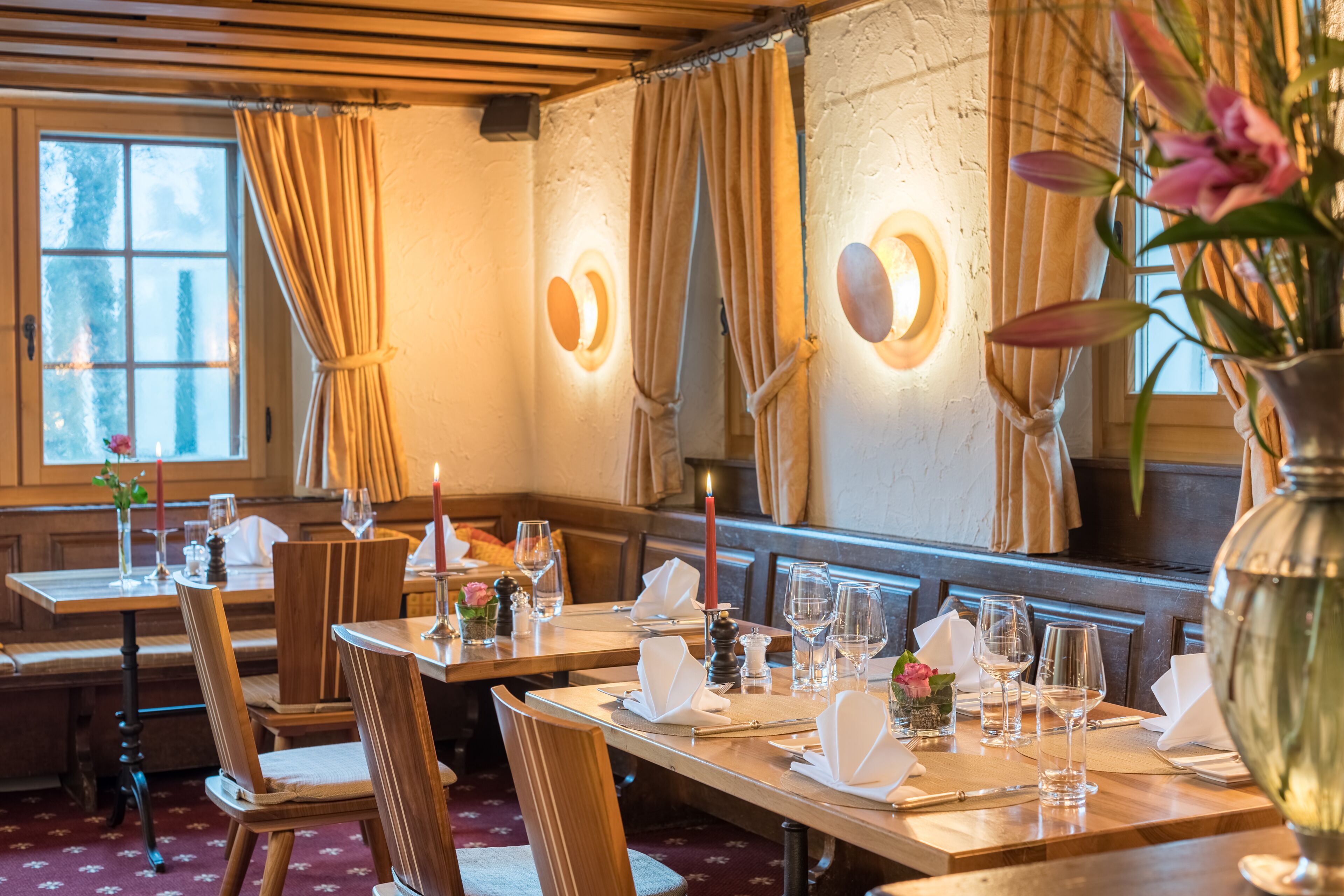 4 restaurants, breakfast, lunch, dinner served; international cuisine