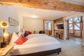 Suite junior, vistas a la montaña | Ropa de cama de alta calidad, edredones de plumas, minibar y caja fuerte