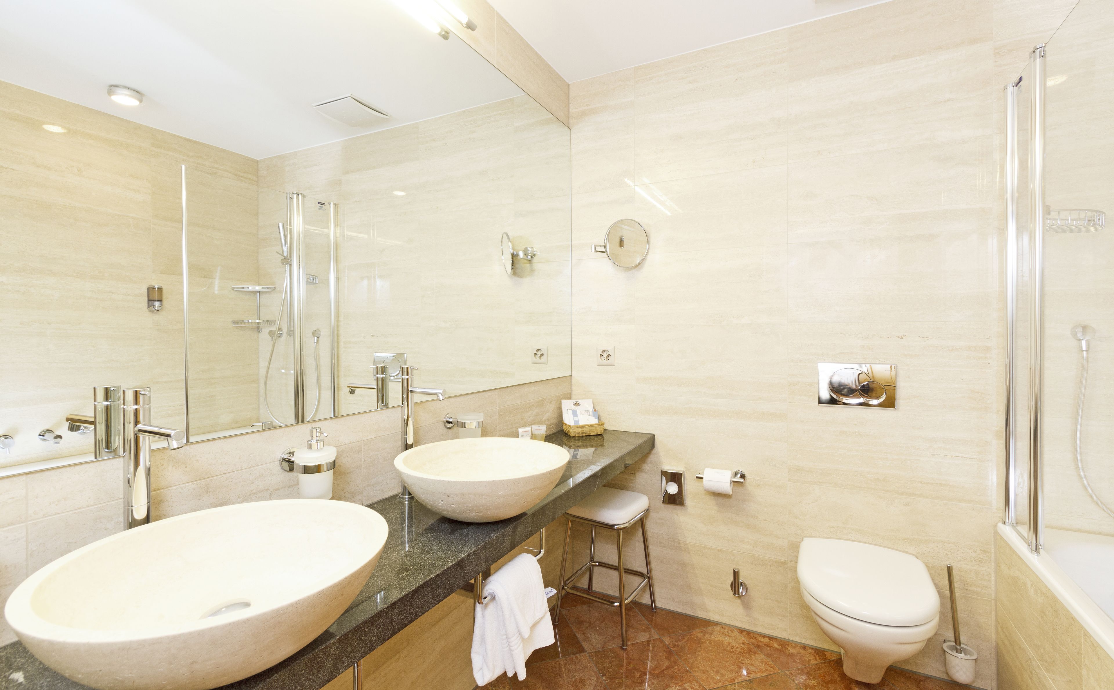 junior suite, mountain view | bathroom | free toiletries, hair dryer, bathrobes, towels