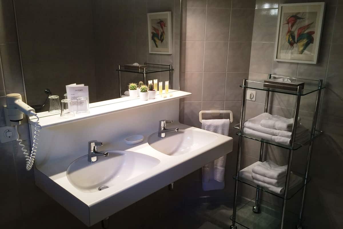 deluxe double or twin room, balcony, mountain view | bathroom | combined shower/bathtub, hair dryer, towels