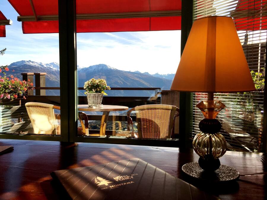 Deluxe kamer, 1 twee- of 2 eenpersoonsbedden, balkon, uitzicht op bergen | Hypoallergeen beddengoed, een kluis op de kamer, een bureau