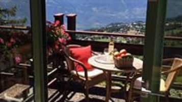 Deluxe-Doppel- oder -Zweibettzimmer, Balkon, Bergblick | Allergikerbettwaren, Zimmersafe, Schreibtisch, Verdunkelungsvorhänge