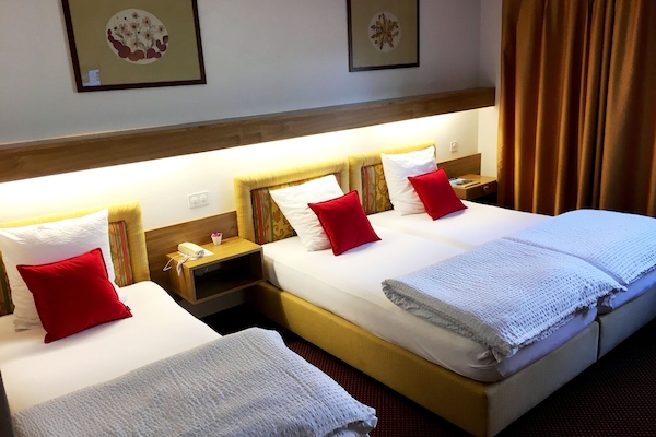 Allergikerbettwaren, Zimmersafe, Schreibtisch, Verdunkelungsvorhänge