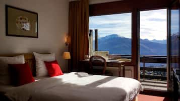 Doppelzimmer zur Einzelnutzung, Balkon, Bergblick | Allergikerbettwaren, Zimmersafe, Schreibtisch, Verdunkelungsvorhänge