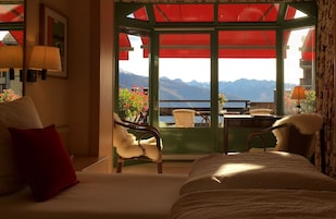 Habitación Deluxe con 1 cama doble o 2 individuales, balcón, vistas a la montaña | Ropa de cama hipoalergénica, caja fuerte, escritorio y cortinas opacas