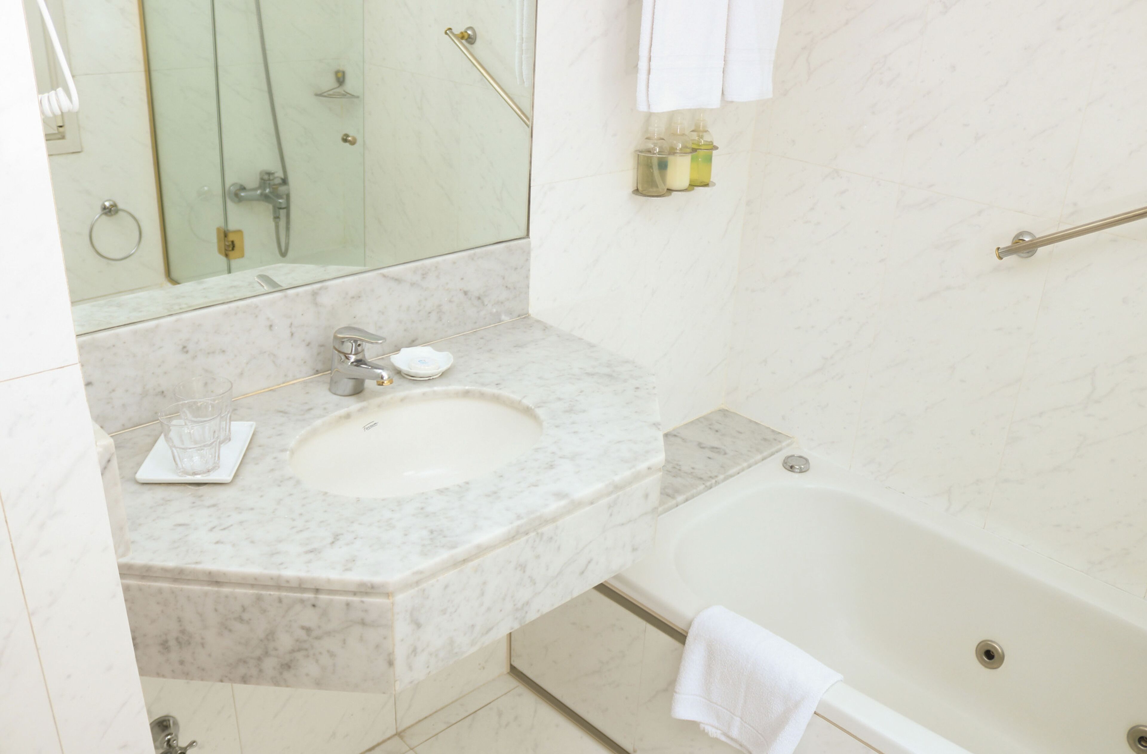 executive double room | bathroom | combined shower/bathtub, deep-soaking bathtub, rainfall showerhead