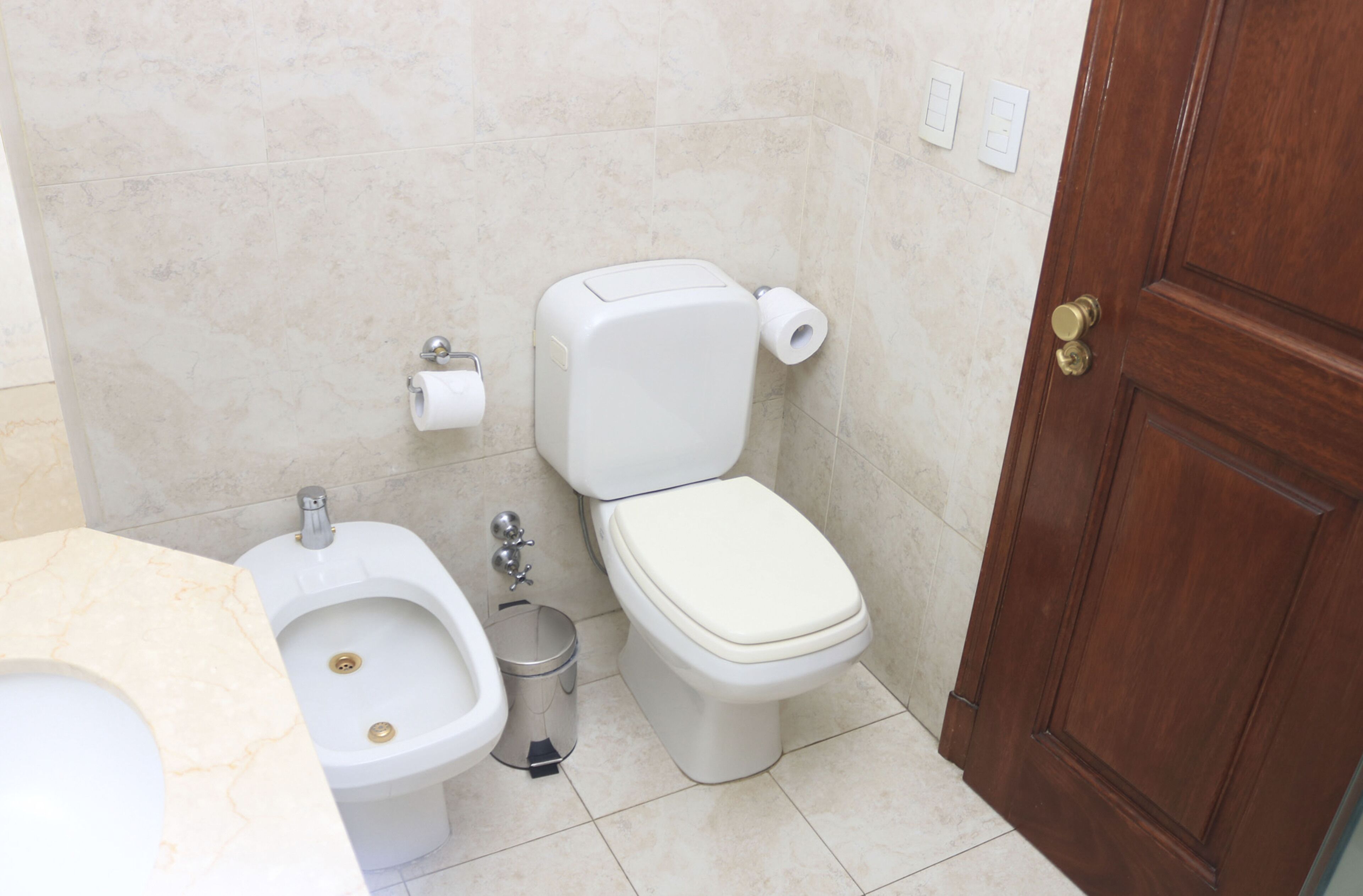 superior double room | bathroom | combined shower/bathtub, deep-soaking bathtub, rainfall showerhead