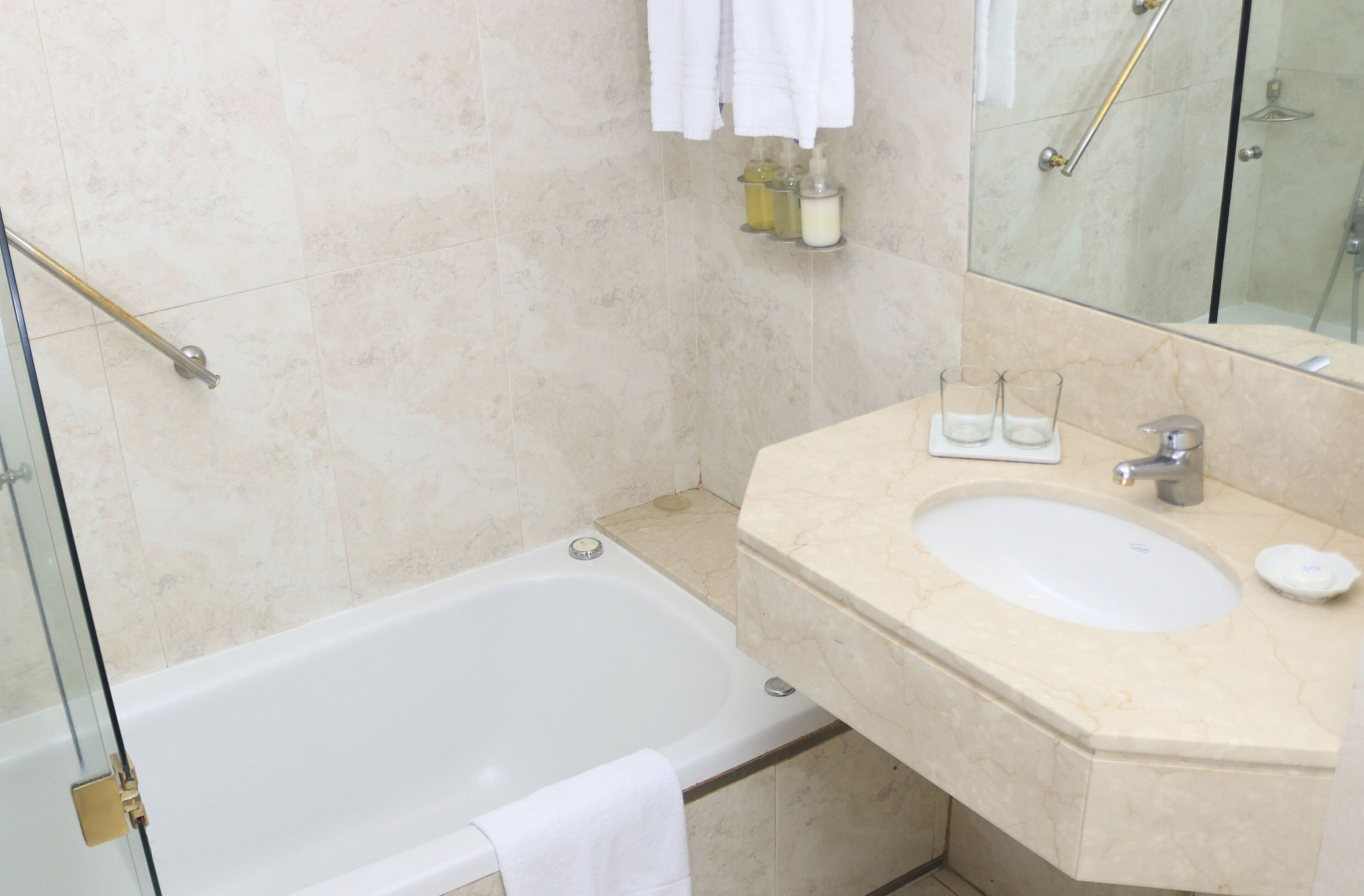 superior double room | bathroom | combined shower/bathtub, deep-soaking bathtub, rainfall showerhead