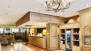 A hotel lobby with a reception desk, seating area, and a minibar. - Cyan Americas Towers Hotel (Buenos Aires)