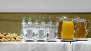 Desayuno buffet (USD 10 por persona) 