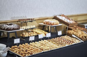 Café da manhã com buffet todos os dias (USD 10 por pessoa) 