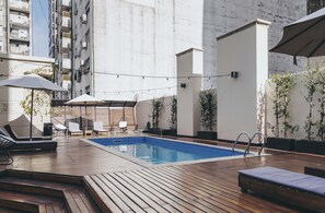 Una piscina al aire libre