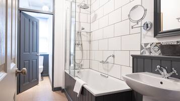 Family Room | Bathroom | Free toiletries, hair dryer, towels