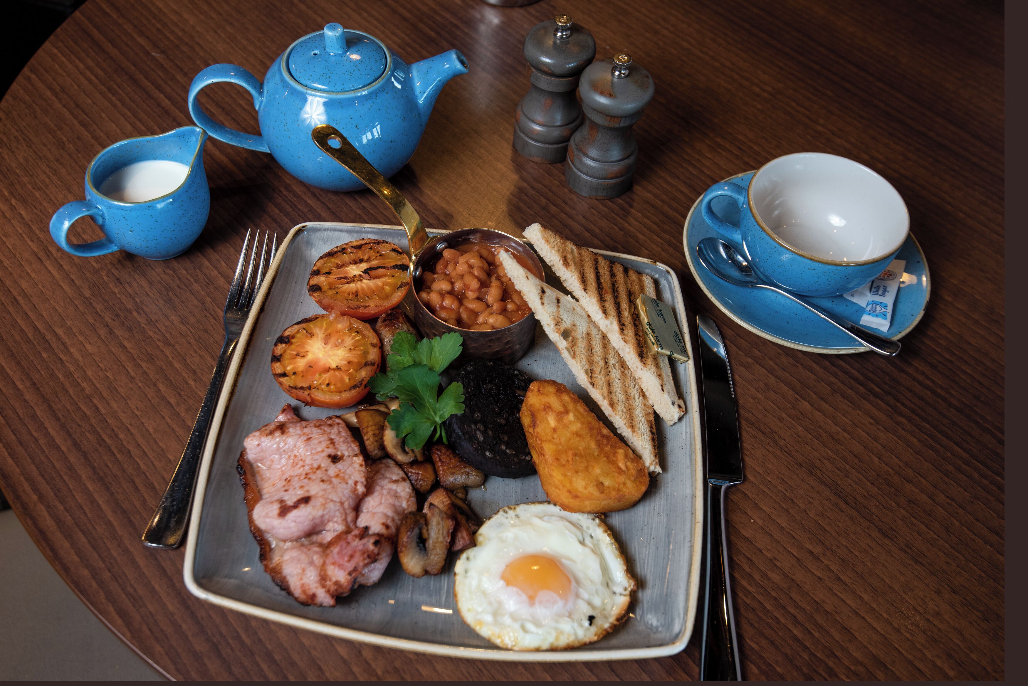 daily full breakfast (gbp 15 per person)
