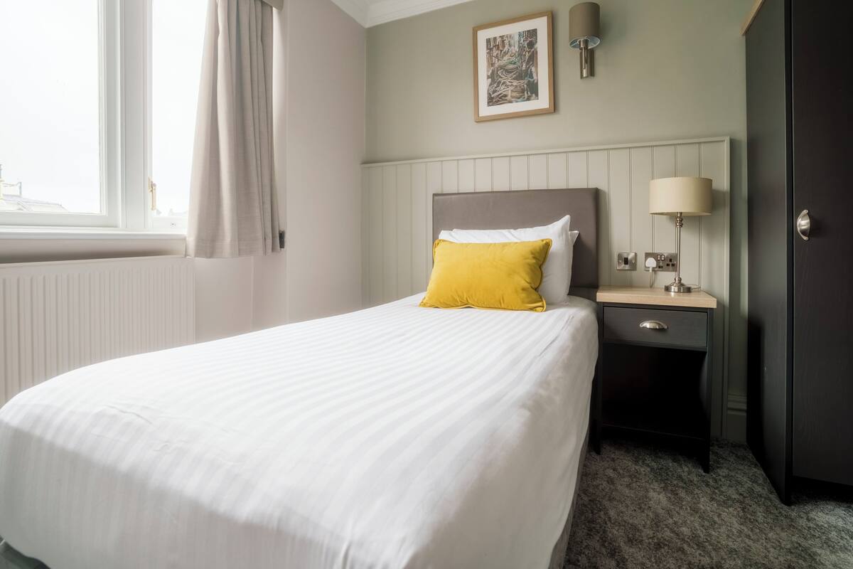 Standard Single Room | Desk, laptop workspace, iron/ironing board, WiFi (free)