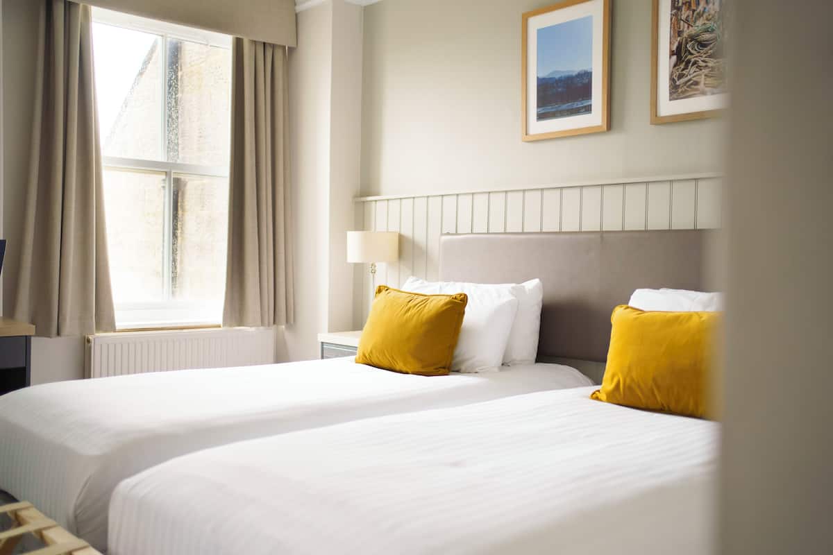 스탠다드 트윈룸 | 1 개의 침실, 각각 다른 스타일의 인테리어, 각각 다르게 가구 비치, 책상