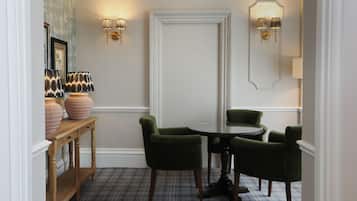 1 habitación, decoración personalizada, muebles diferentes y escritorio