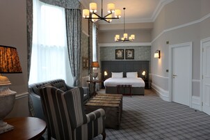 Executive Suite | Desk, laptop workspace, iron/ironing board, free WiFi