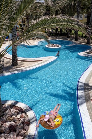 Piscine couverte, 2 piscines extérieures, parasols de plage