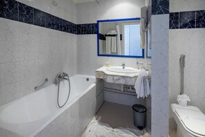 Combined shower/tub, deep soaking tub, free toiletries, towels - Houda Golf Beach & Aquapark (Monastir)