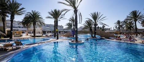 屋内プール、2 つの屋外プール、プール パラソル、サンラウンジャー