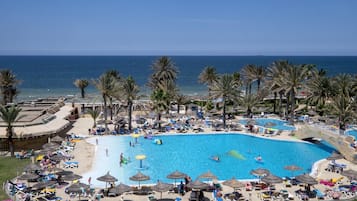 Een binnenzwembad, parasols voor strand/zwembad