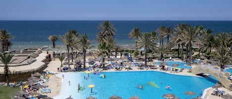 Piscine couverte, 2 piscines extérieures, parasols de plage