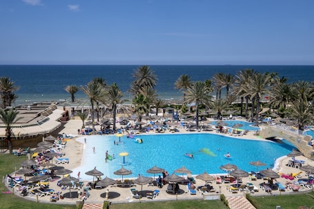 Innenpool, 2 Außenpools, Sonnenschirme, Liegestühle. Houda Golf Beach & Aquapark
