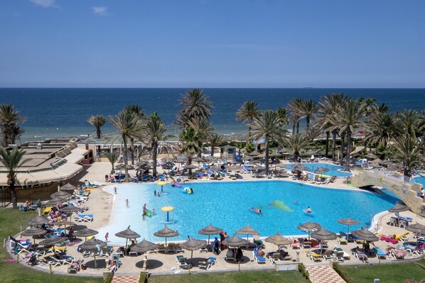 Piscine couverte, 2 piscines extérieures, parasols de plage