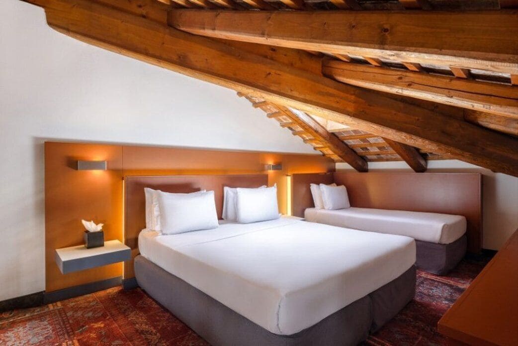 Biancheria da letto di alta qualità, copriletto in piuma, minibar