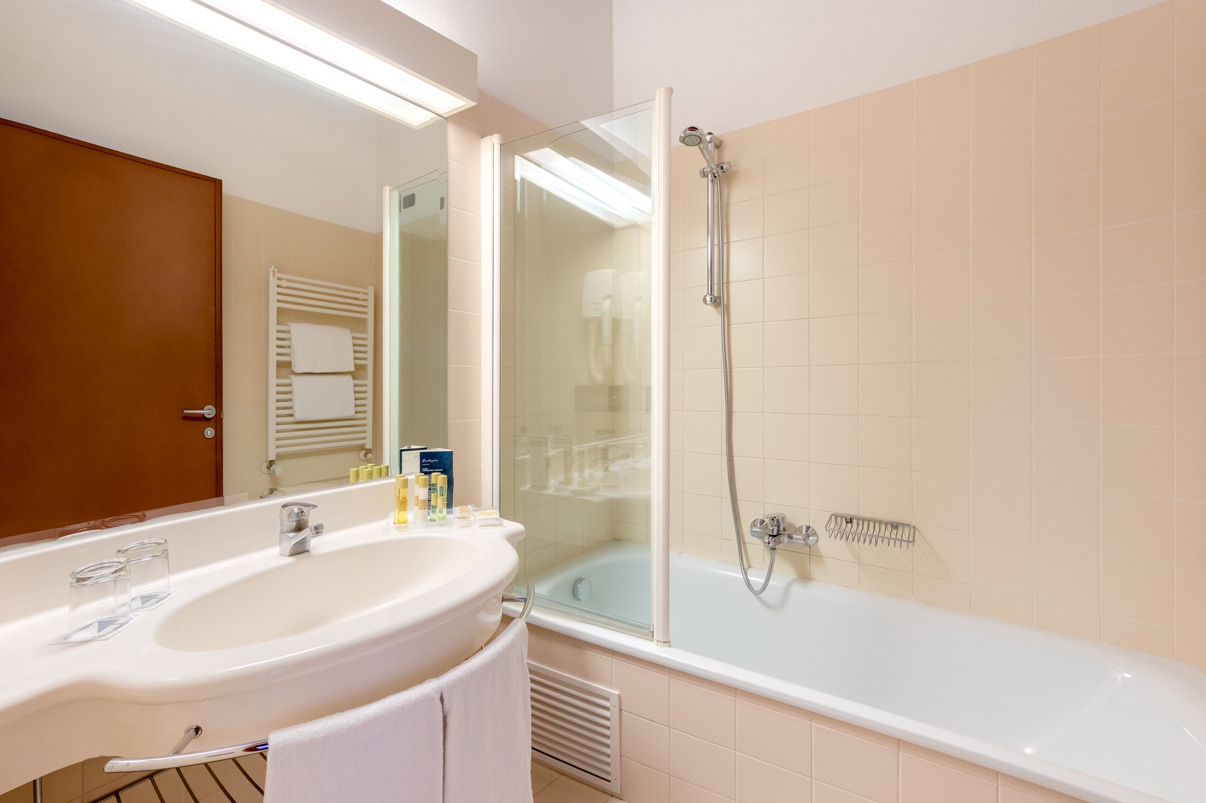 suite, canal view | bathroom | eco-friendly toiletries, hair dryer, bidet, towels