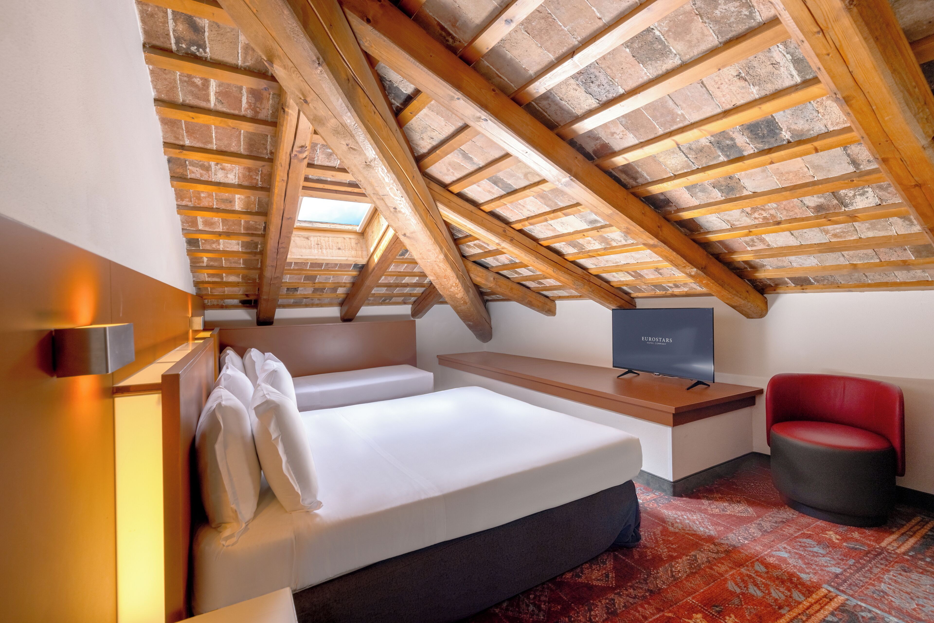 Luxe beddengoed, donsdekens, een minibar, een kluis op de kamer