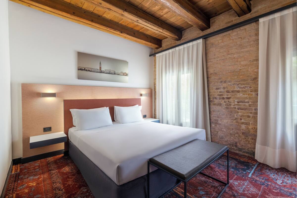 Premium bedding, down comforters, minibar, in-room safe