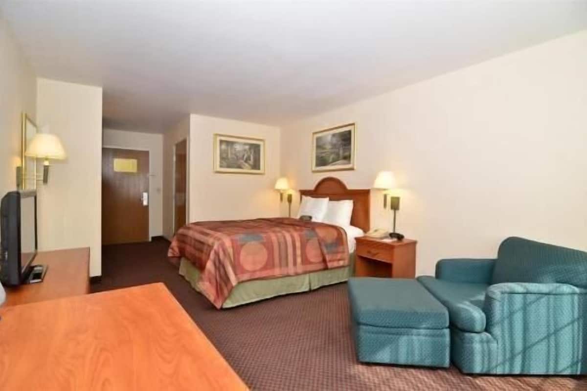 Desk, iron/ironing board, free cribs/infant beds, WiFi