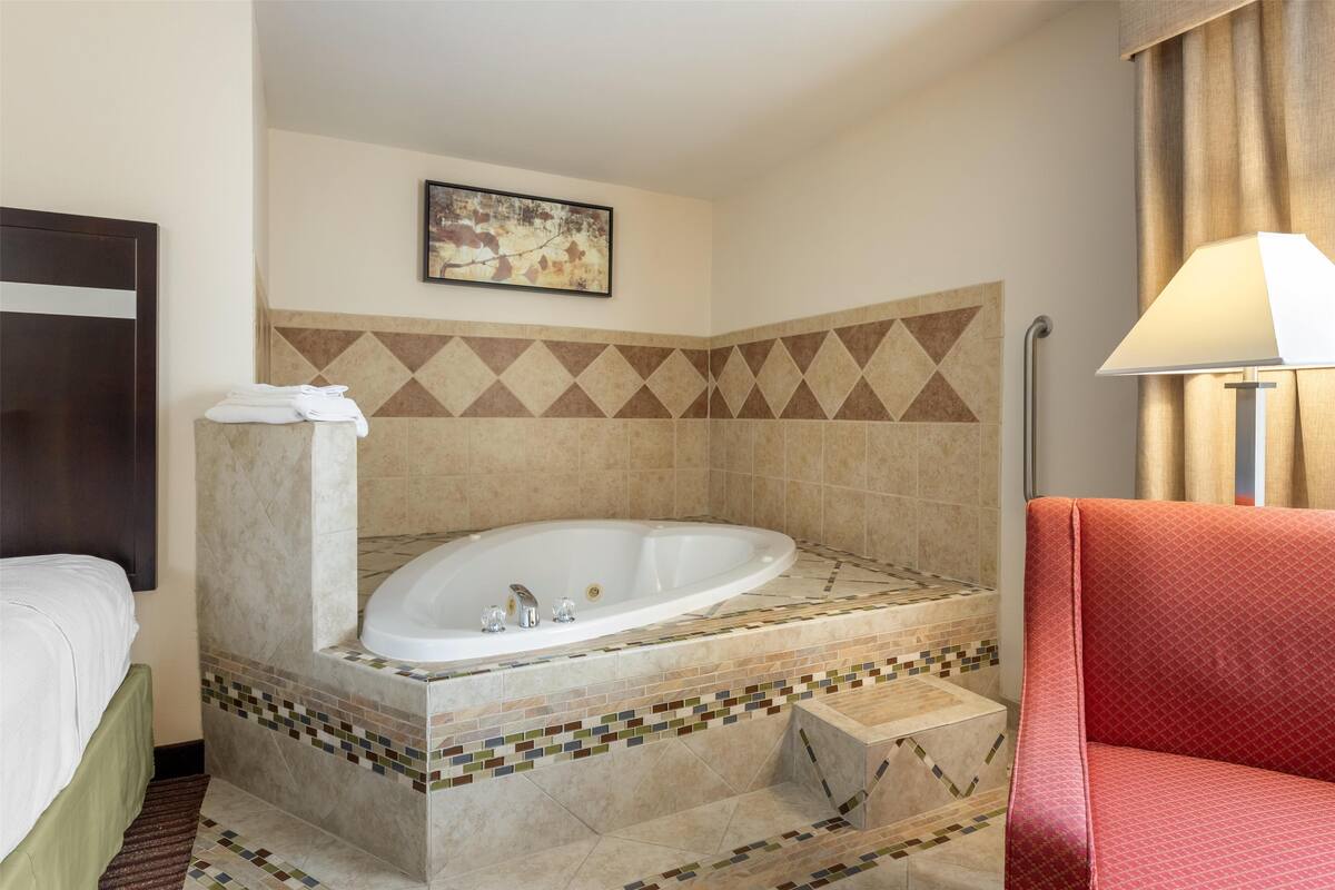 standard room, 1 king bed, non smoking, jetted tub | desk, iron/ironing board, free cots/infant beds, wifi