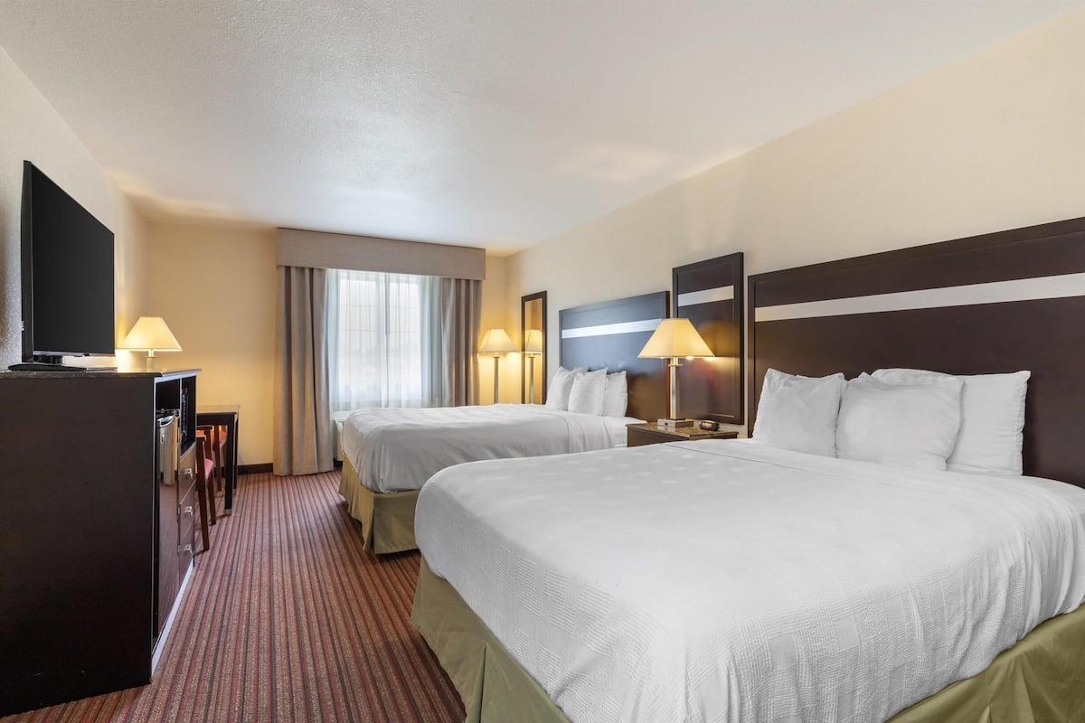 standard room, 2 queen beds, non smoking | desk, iron/ironing board, free cots/infant beds, wifi