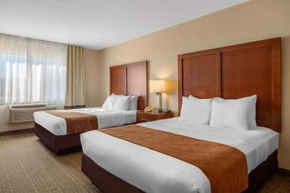 Espacio para trabajar con laptop y cortinas blackout
