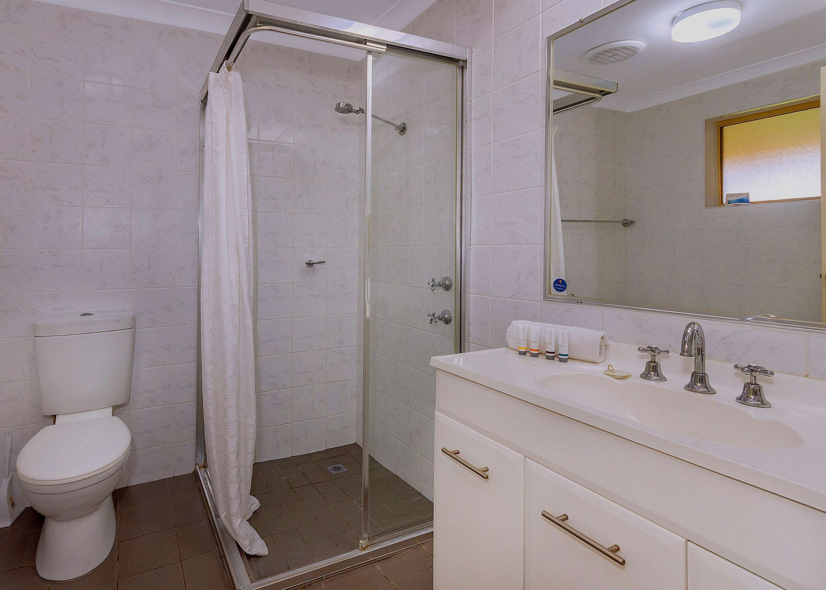 Quarto família | Roupas de cama premium, camas Select Comfort, frigobar