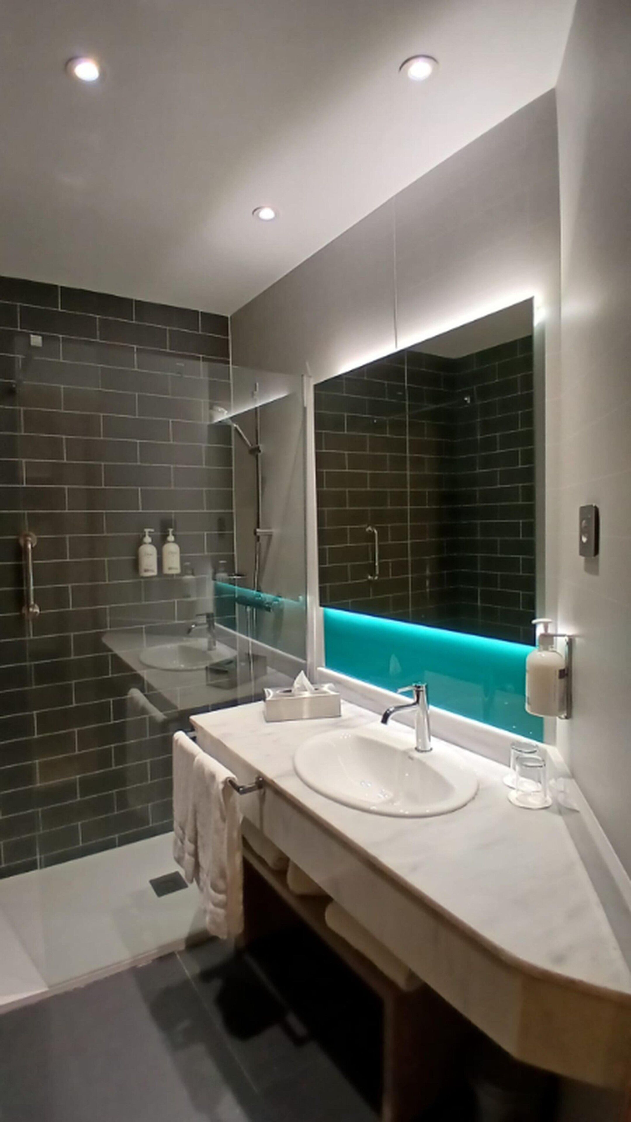 Een douche, gratis toiletartikelen, een haardroger, handdoeken